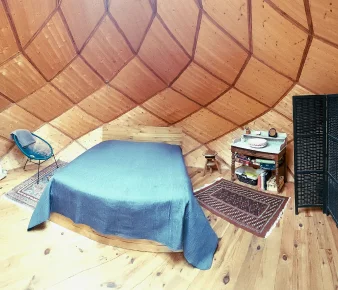 Aux insolites des feuillardiers - zomes - haute vienne - logement insolite - zome chataigne - interieur - lit